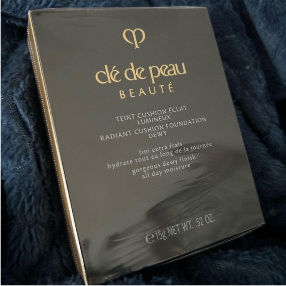 Clé de Peau $85 Radiant Cushion Foundation Dewy Refill I10 Very Light Ivory - Picture 3 of 5